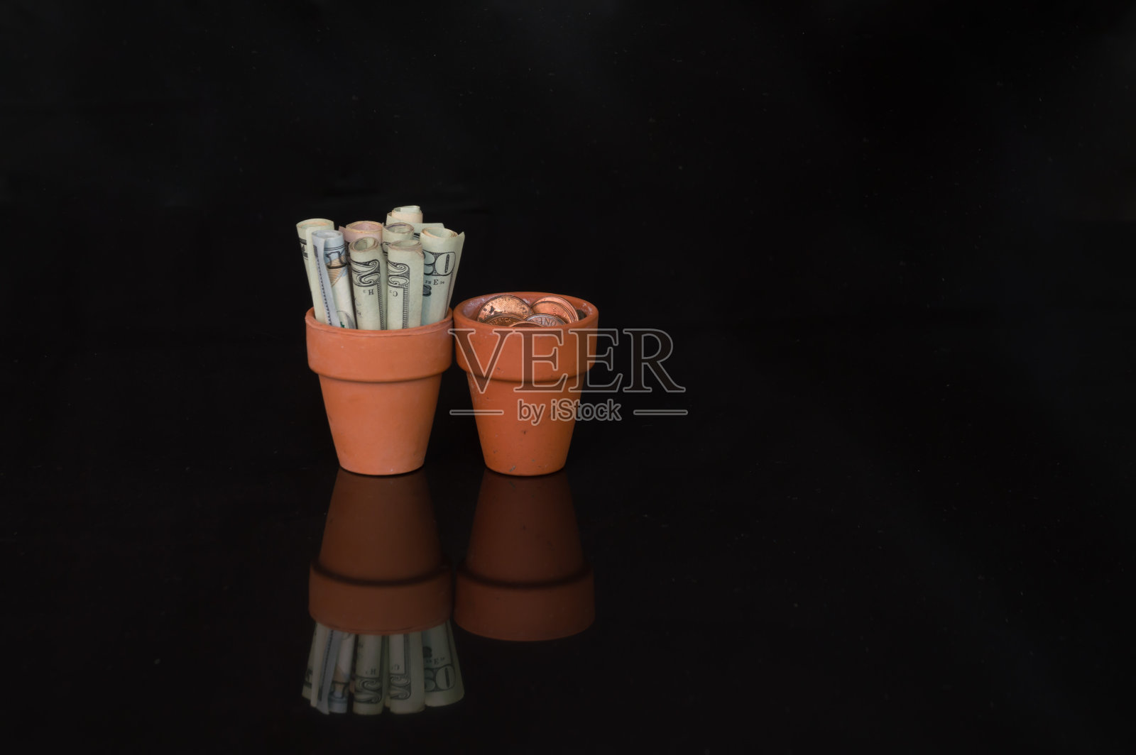 陶土罐里的钱照片摄影图片