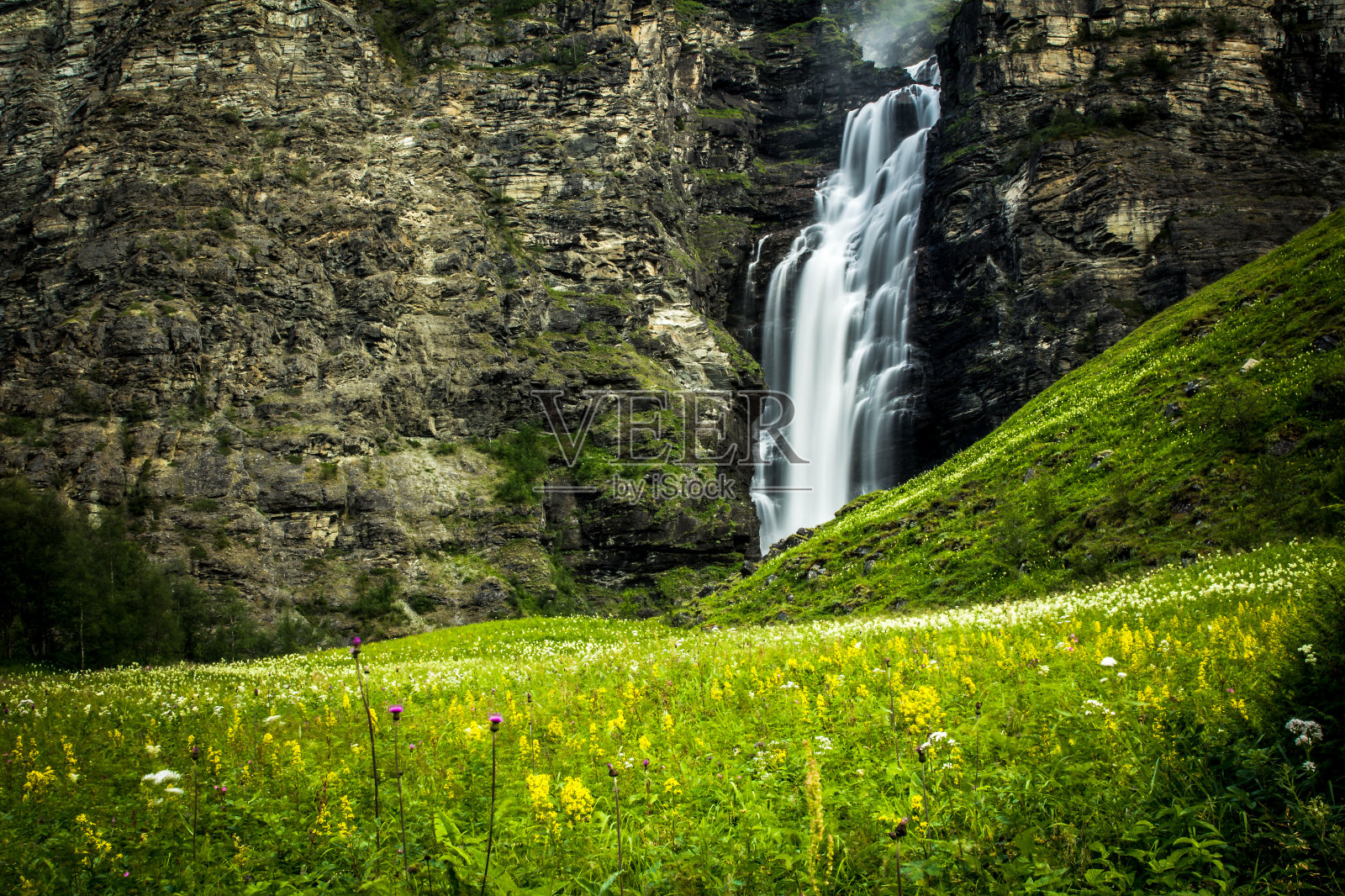挪威北部Mollisfossen瀑布照片摄影图片