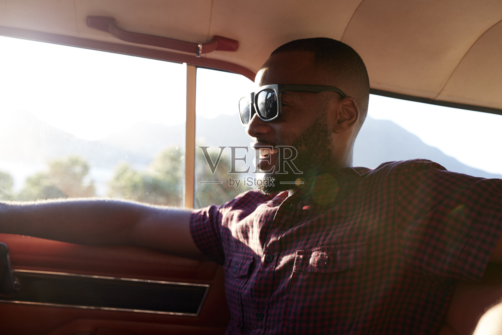 一个男人在公路旅行中在车里放松照片摄影图片
