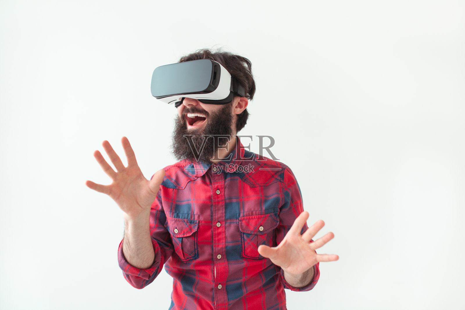 戴着VR眼镜微笑的男人照片摄影图片