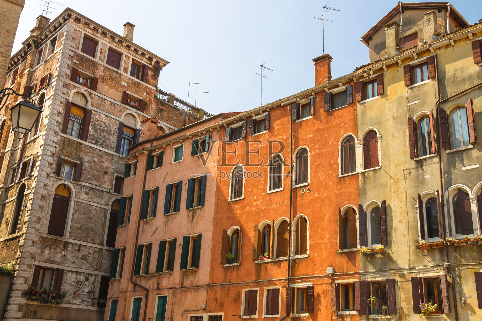 意大利威尼斯街道上房屋的正面照片摄影图片