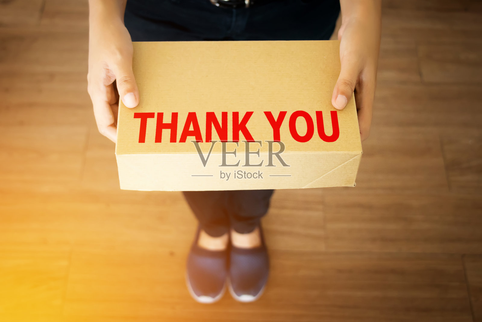 感谢您的信息为顾客谁与您的商店概念购物:感谢您的信息字在简单的交付棕色盒子在友好的发件人的手照片摄影图片