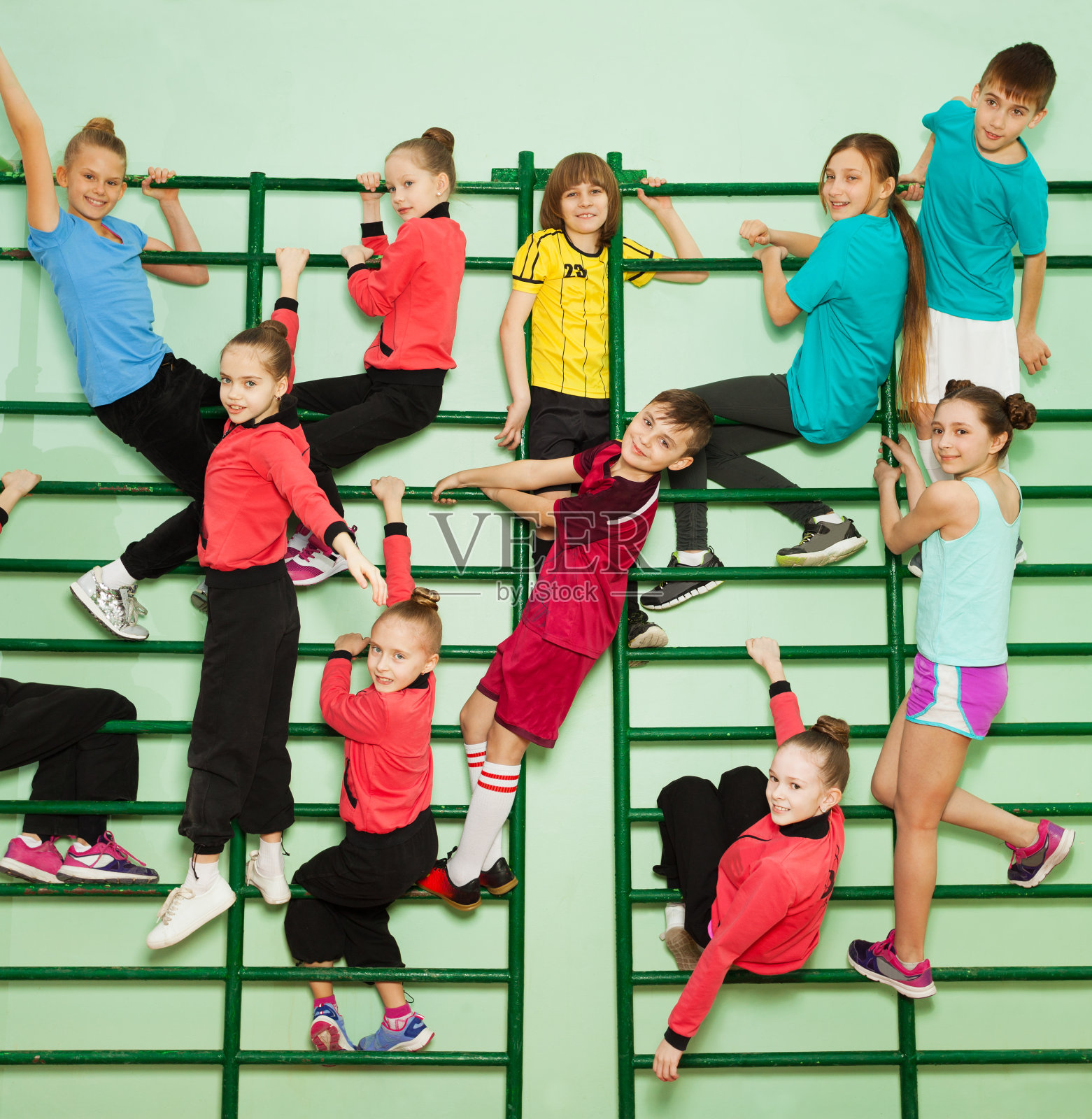 快乐的孩子们在壁挂式健身梯上锻炼照片摄影图片