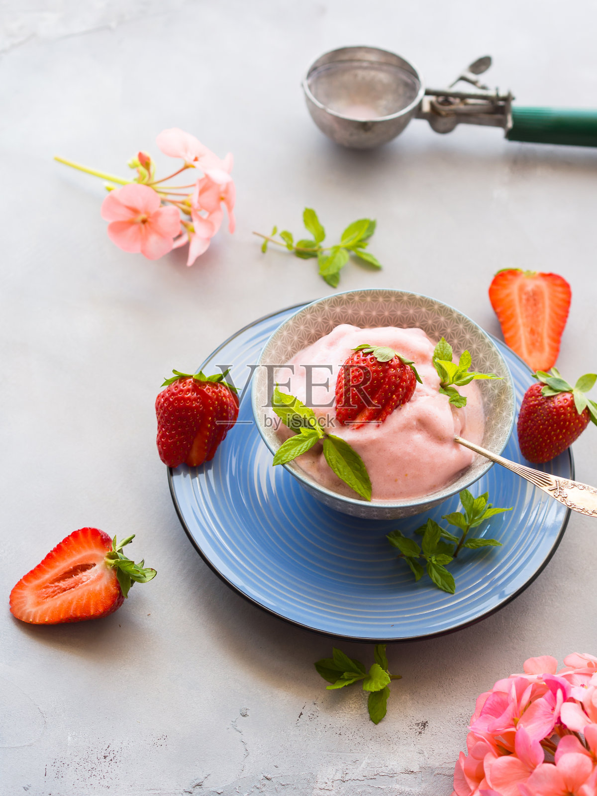 碗里自制的草莓冰淇淋照片摄影图片