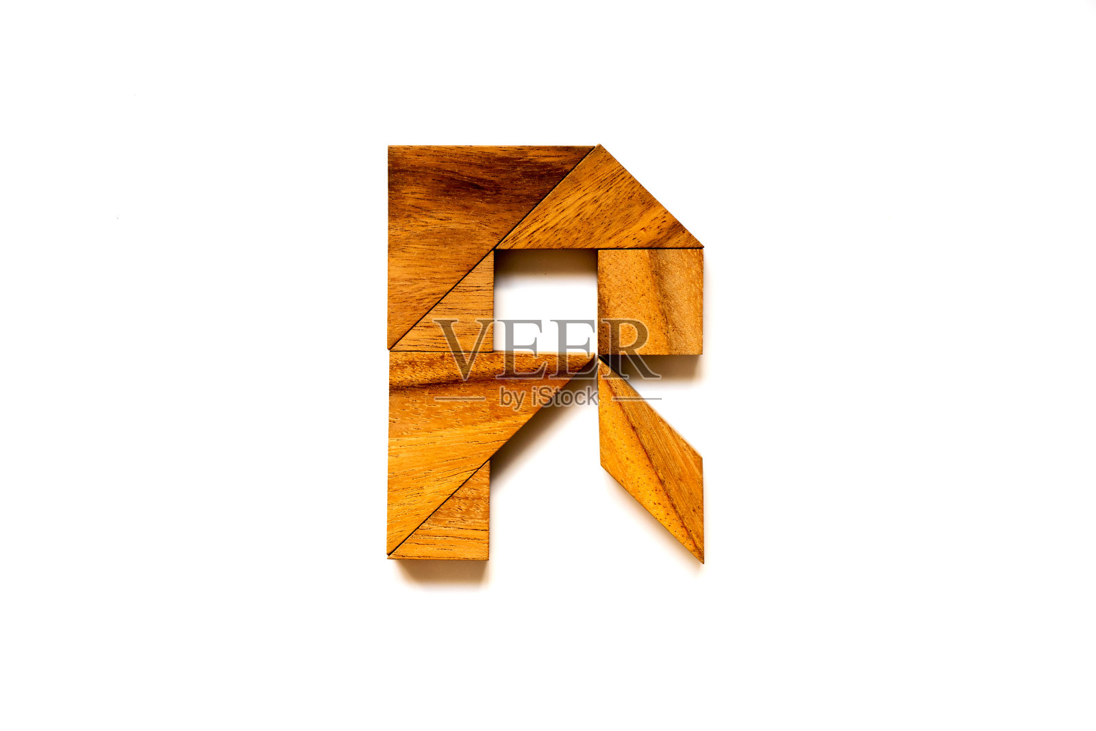 木制七字谜作为英语字母'R'形状的白色背景照片摄影图片