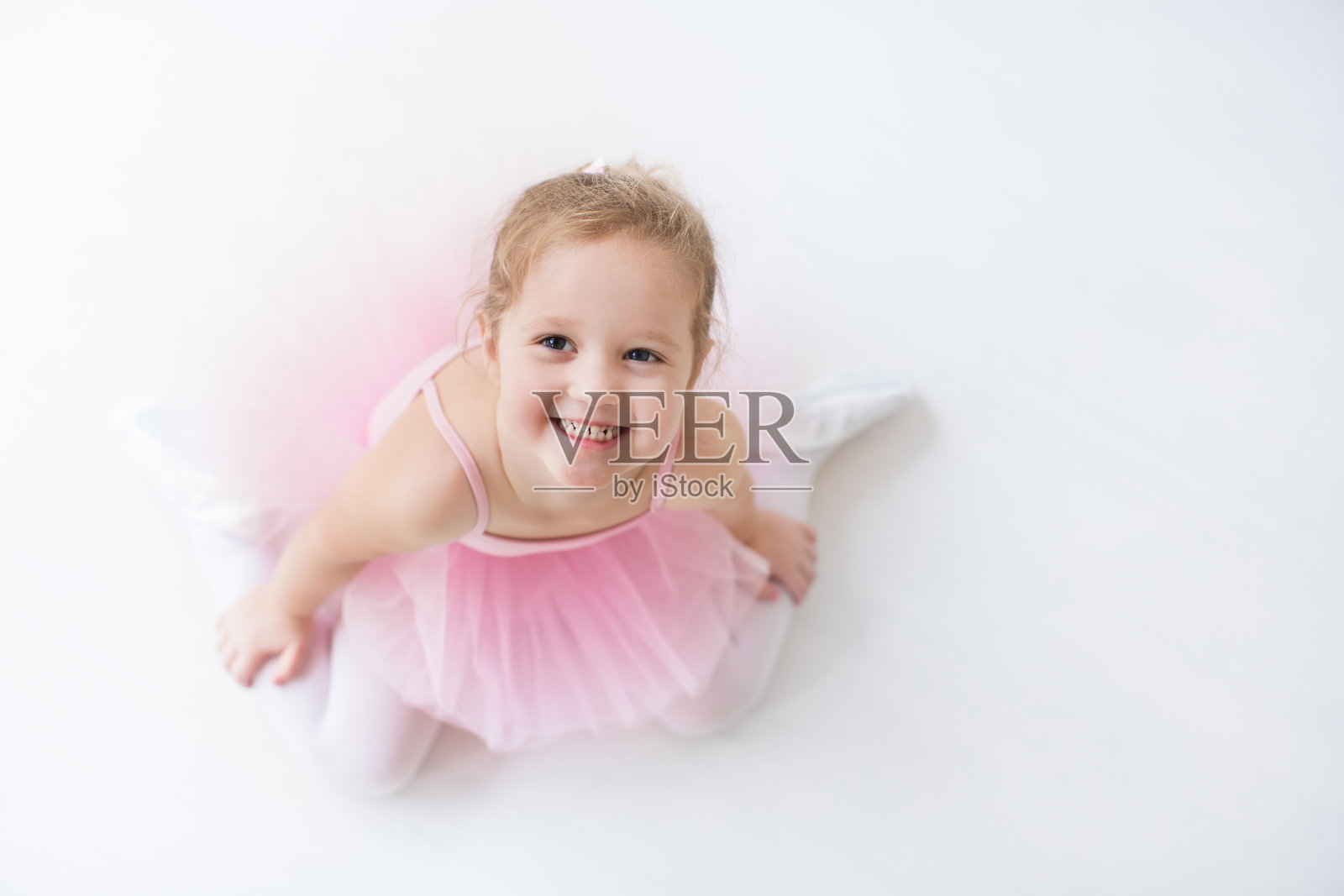 穿着粉红色芭蕾舞裙的小芭蕾舞者照片摄影图片