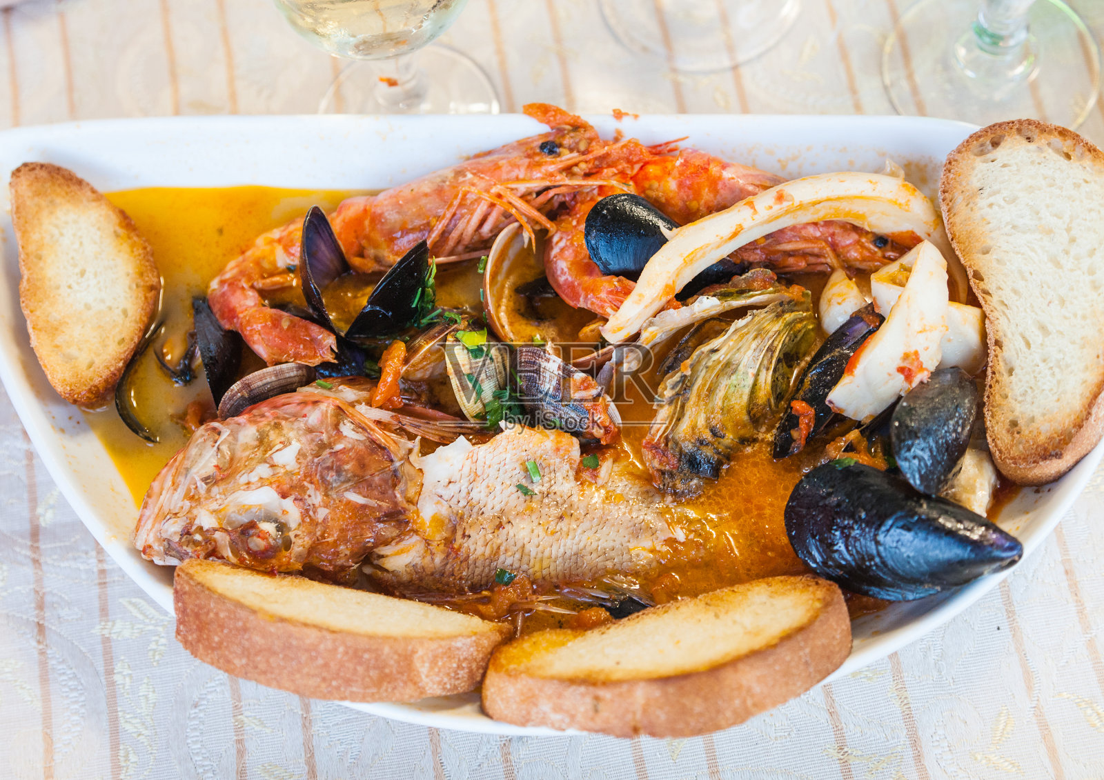 西西里餐厅海鲜鱼汤照片摄影图片