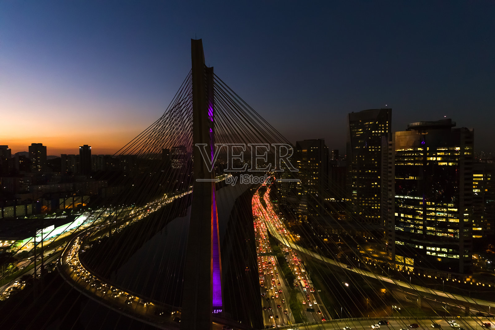 鸟瞰图的边缘Pinheiros和Estaiada桥在晚上在圣保罗，巴西照片摄影图片