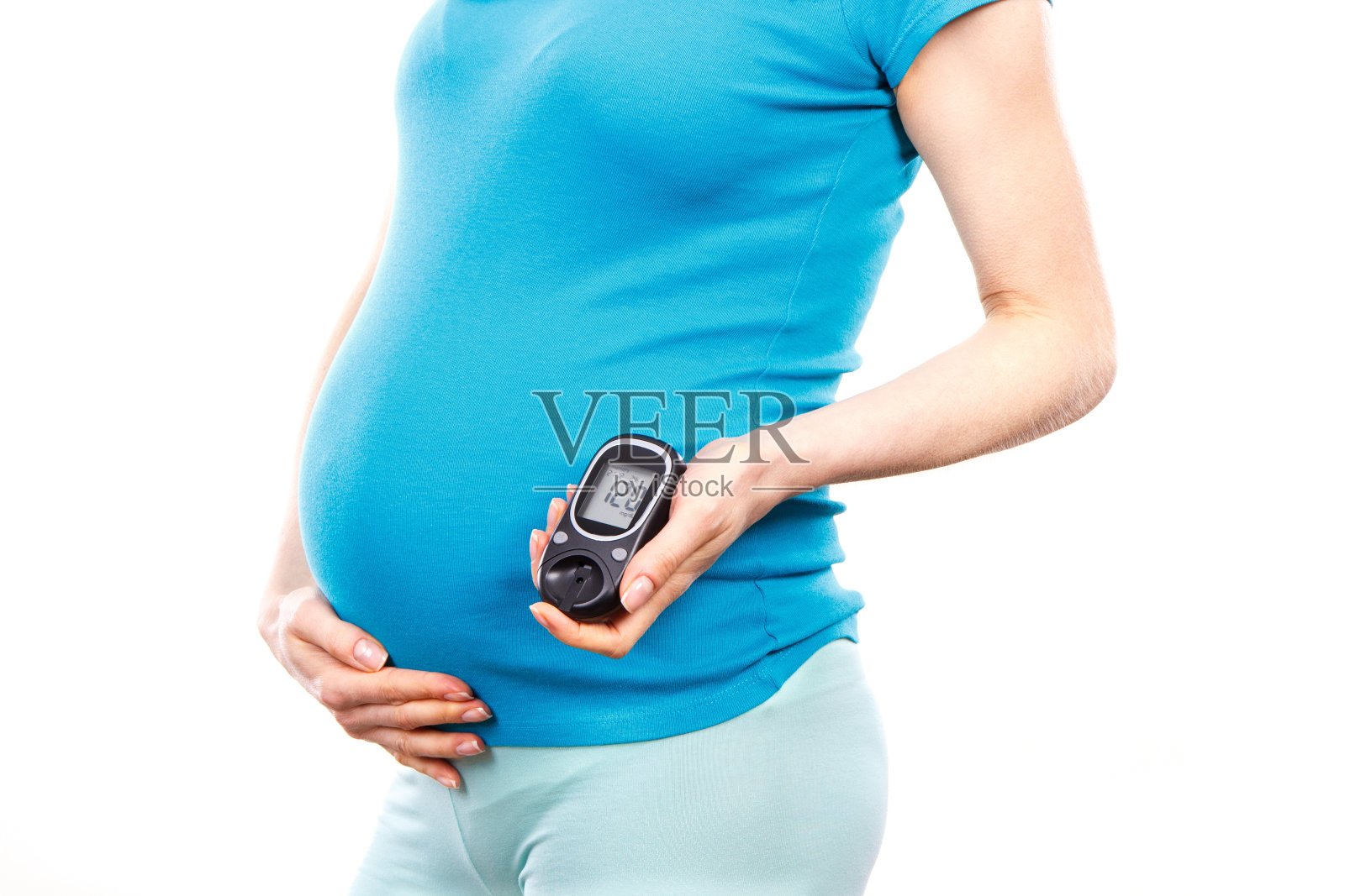 孕妇持有血糖仪，结果血糖水平，孕期糖尿病照片摄影图片