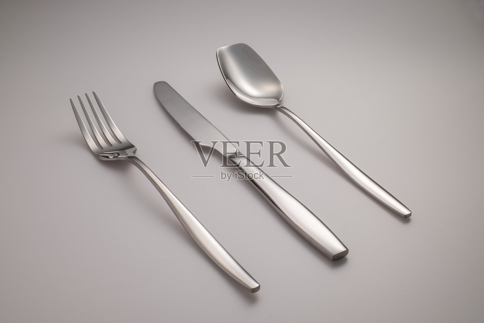 餐具，刀叉，刀叉，灰色背景上的黑白轮廓照片摄影图片