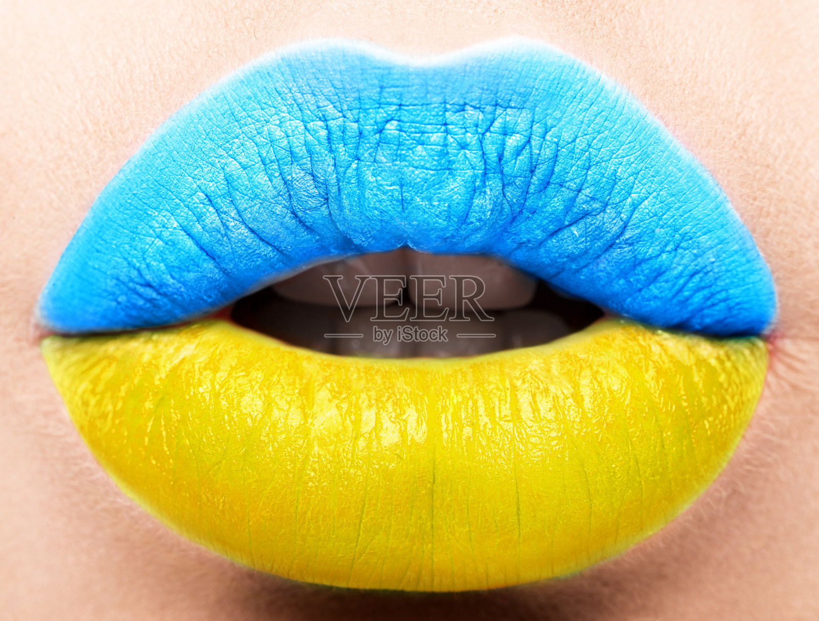 女性的嘴唇与乌克兰国旗的图片合在一起照片摄影图片