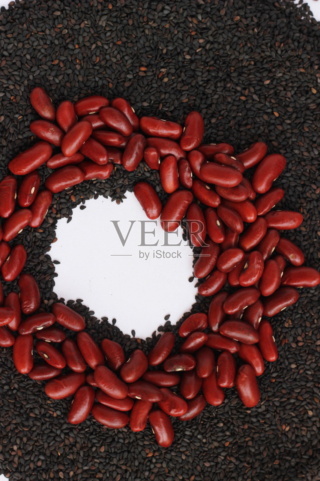 白底黑芝麻、红豆和小米放在棕色木勺里照片摄影图片