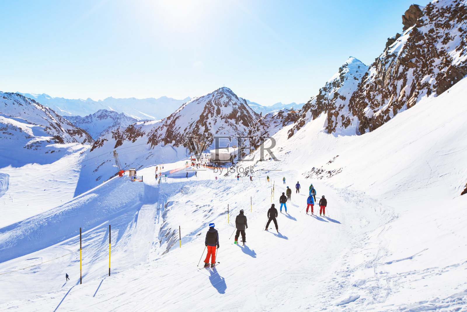 在阿尔卑斯山美丽的滑雪坡道上，一群难以辨认的滑雪者照片摄影图片