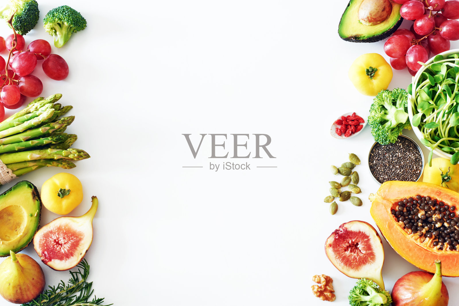 新鲜蔬菜和水果食物框架在白色背景与复制空间。照片摄影图片