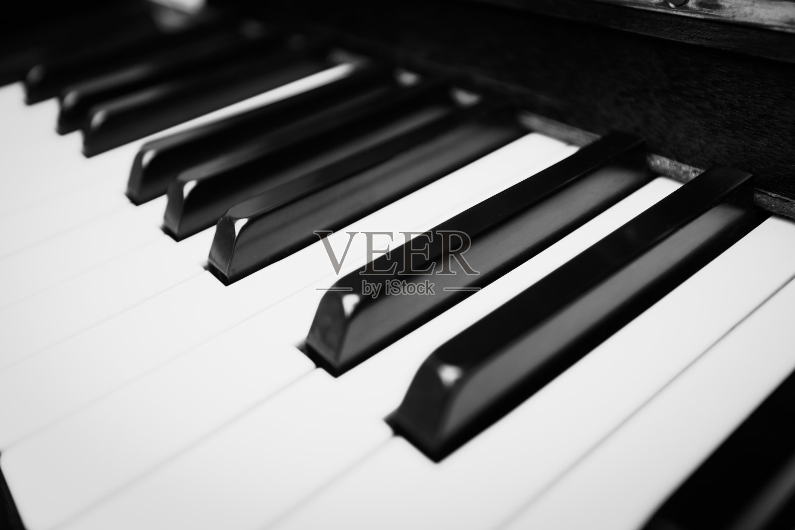 黑色和白色的钢琴键-接近在黑色和白色照片摄影图片