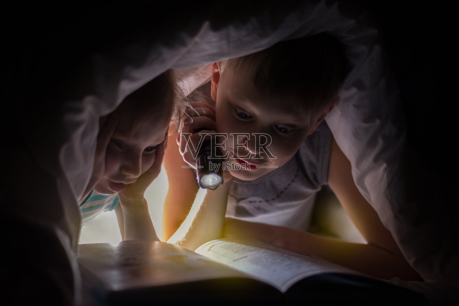 睡觉前妈妈和孩子在床上看书图片-商业图片-正版原创图片下载购买-VEER图片库