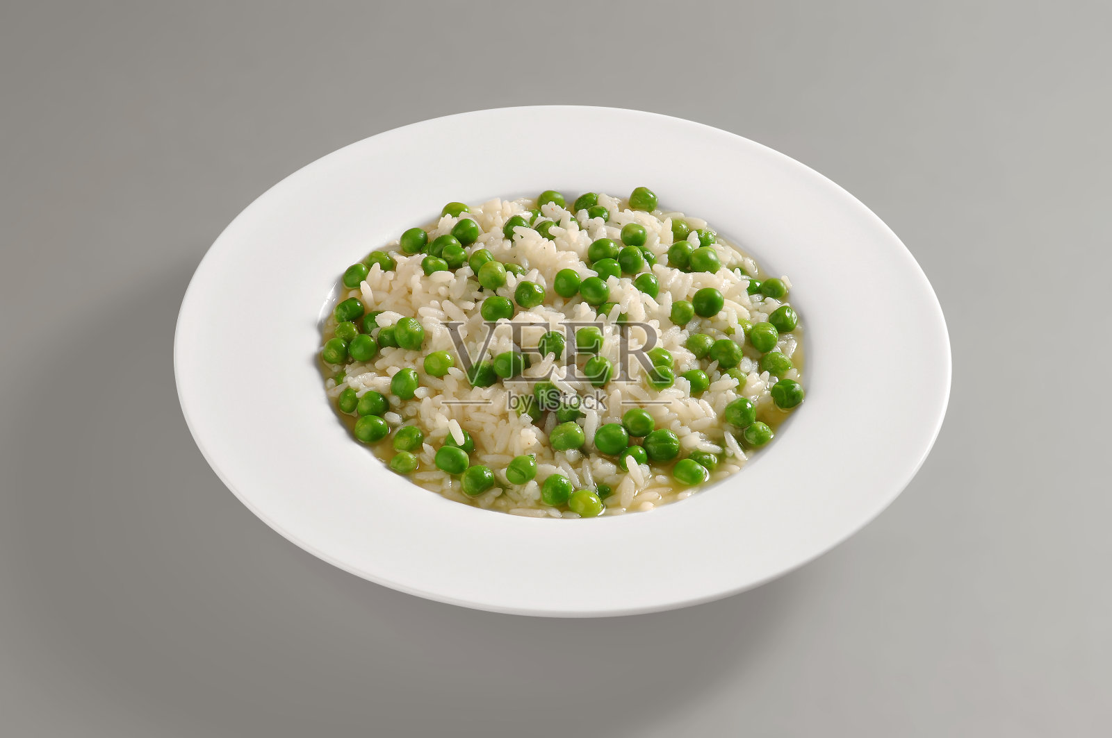 用米饭和豌豆做成的圆菜照片摄影图片