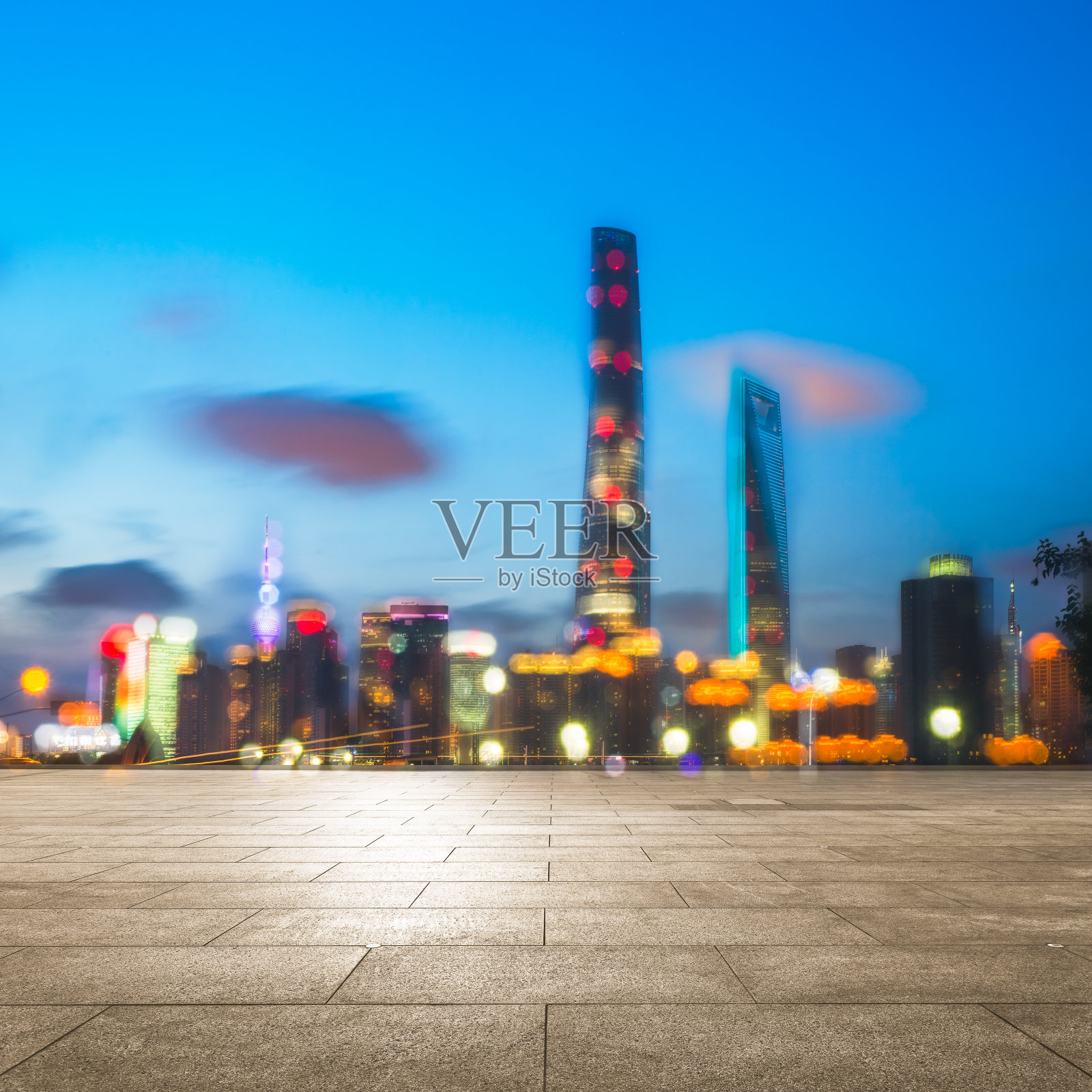 空的砖砌平台，以上海的天际线为背景照片摄影图片