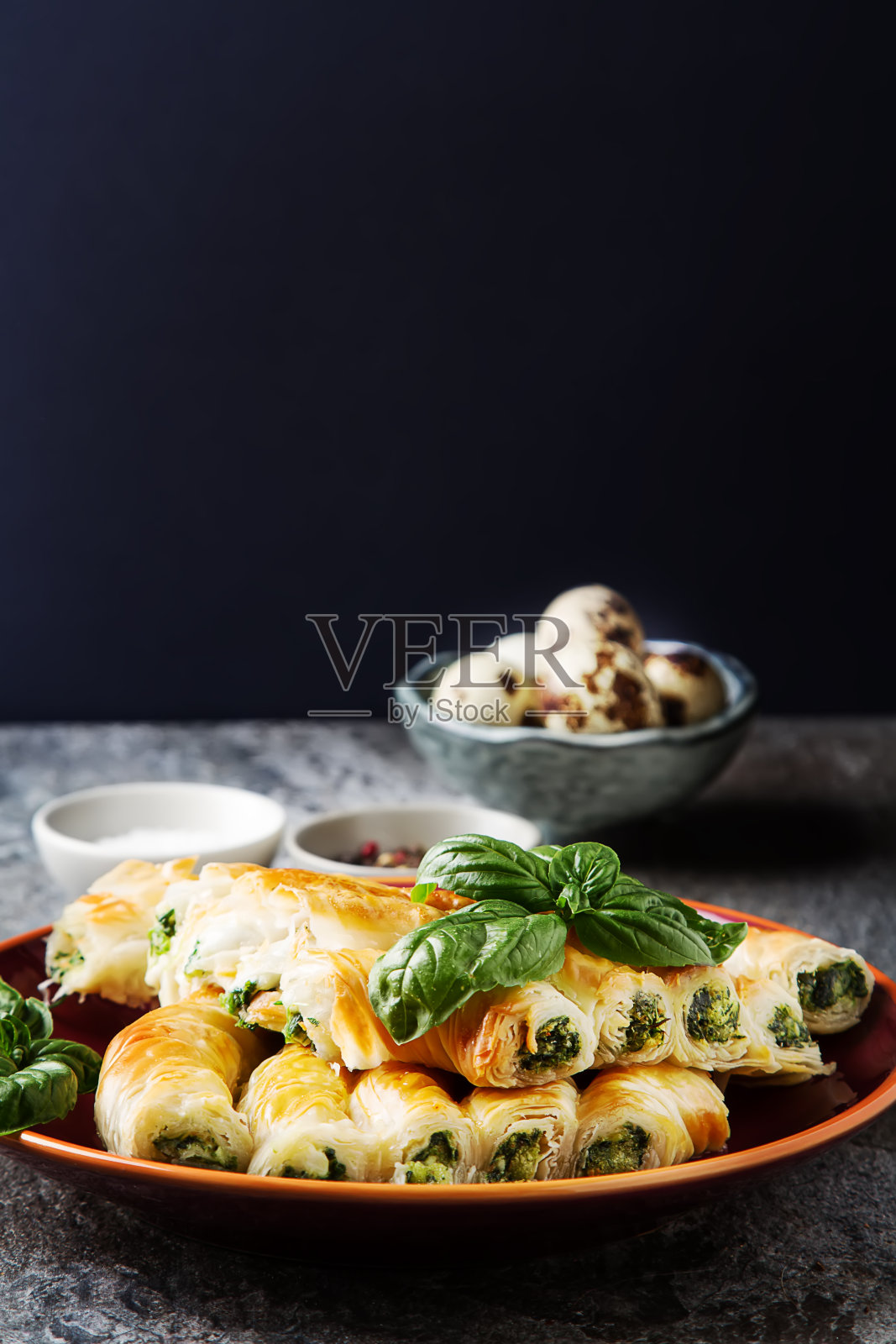 传统的自制希腊奶酪，红色盘子上的菠菜派。G照片摄影图片