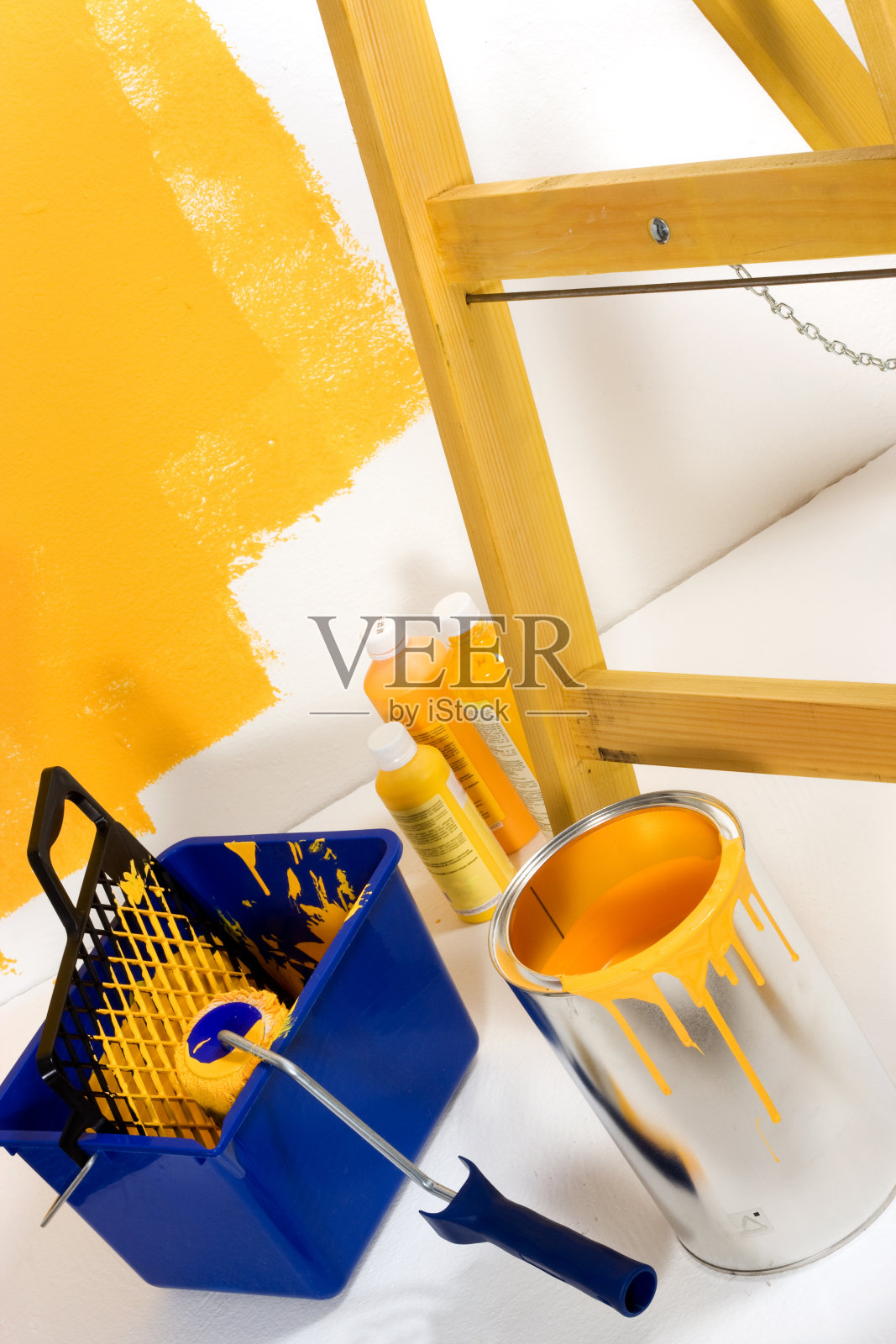 黄色油漆用梯子，滚筒刷，桶，颜料照片摄影图片