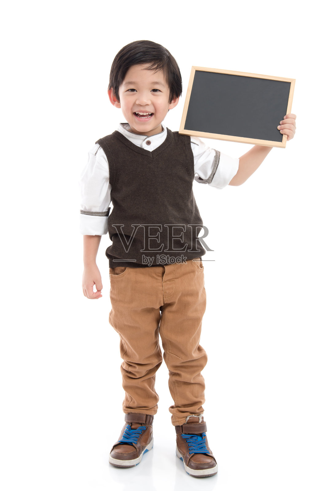 可爱的亚洲男孩拿着黑板在白色的背景照片摄影图片