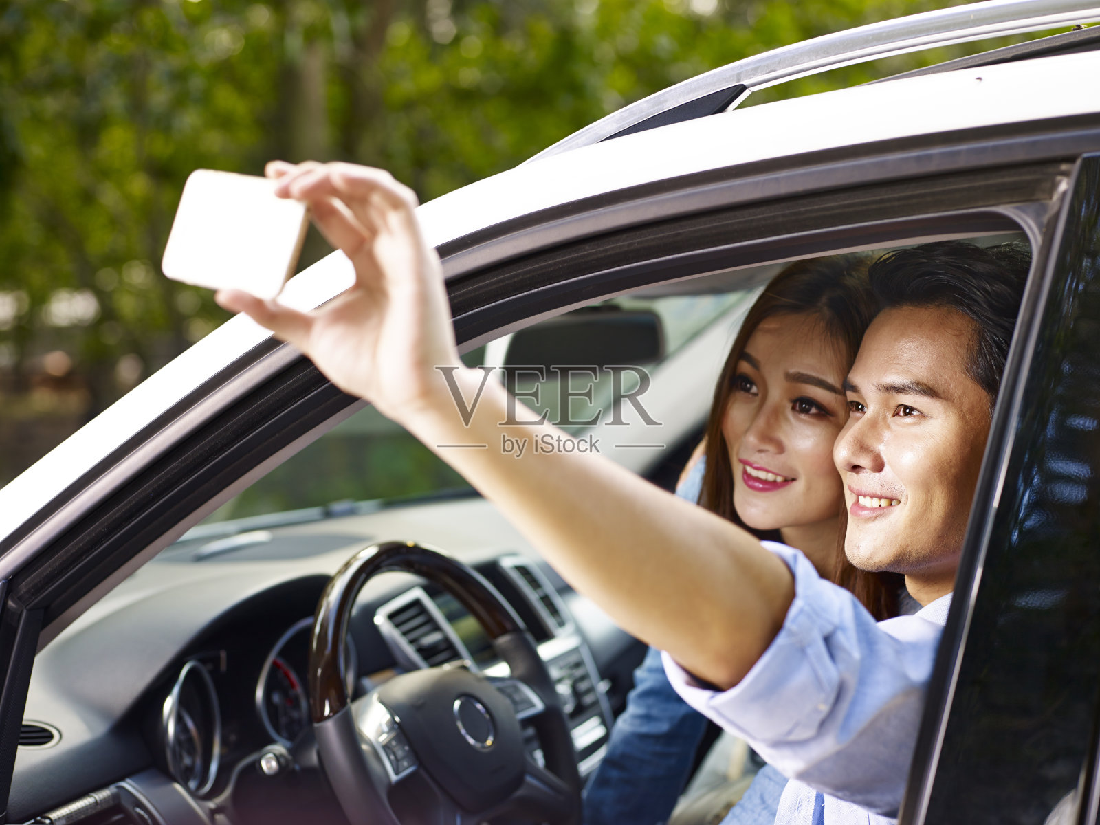 年轻的亚洲夫妇在车里自拍照片摄影图片