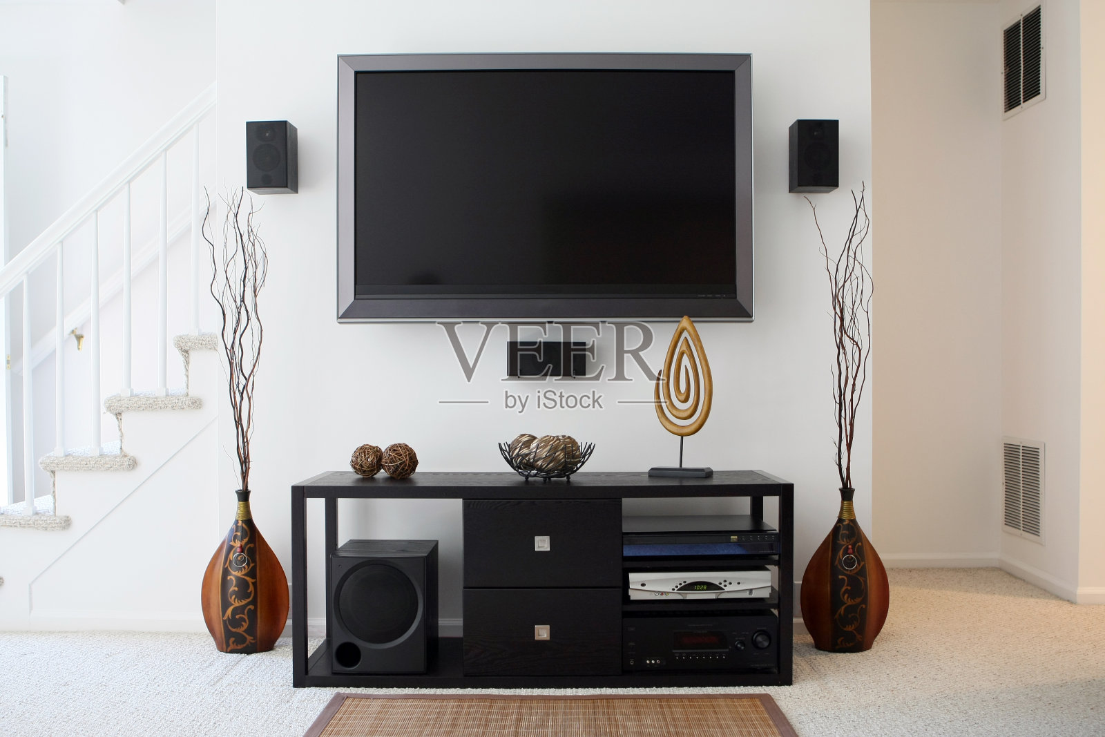 家庭影院系统与宽屏高清电视在现代客厅照片摄影图片