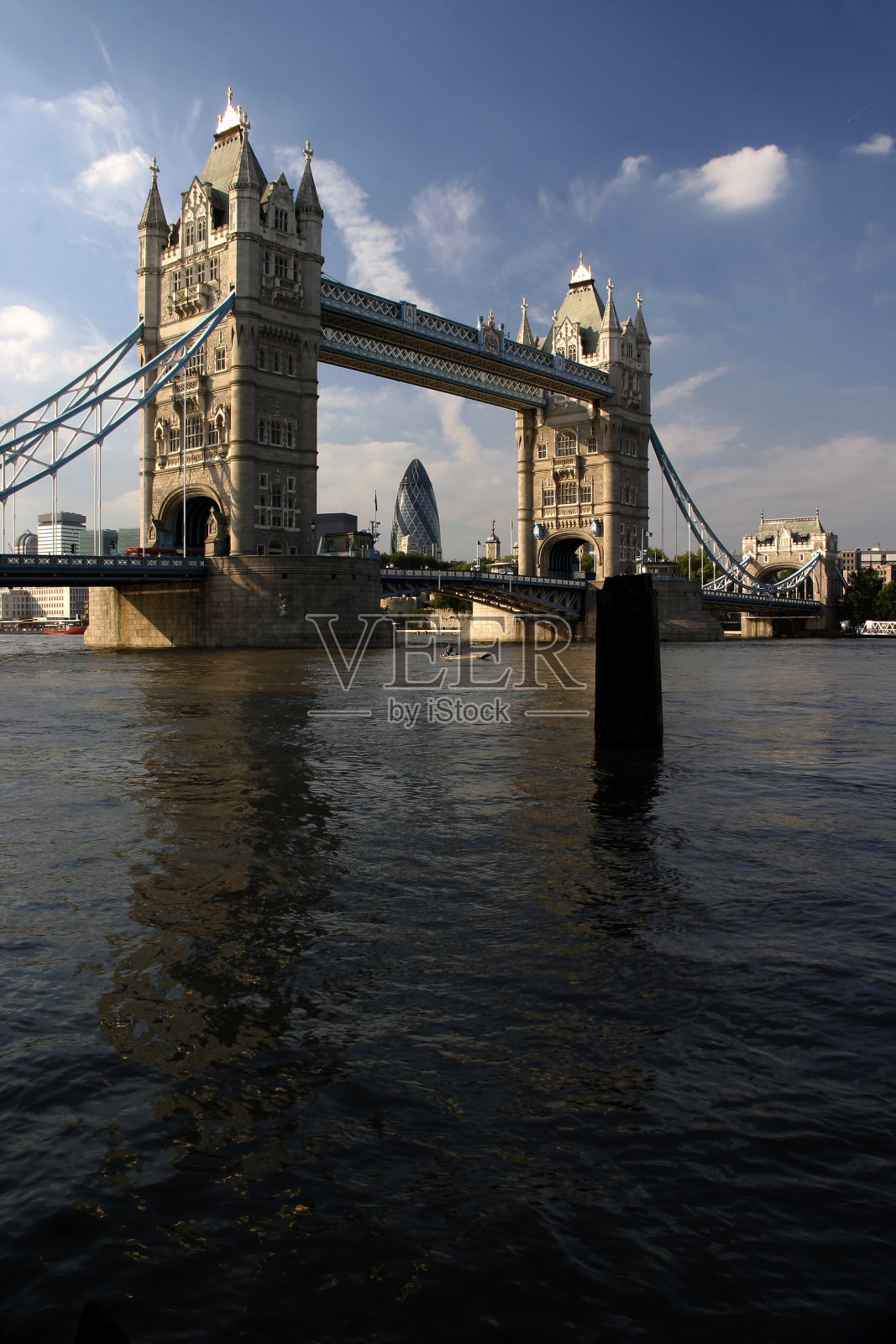伦敦塔桥和泰晤士河照片摄影图片