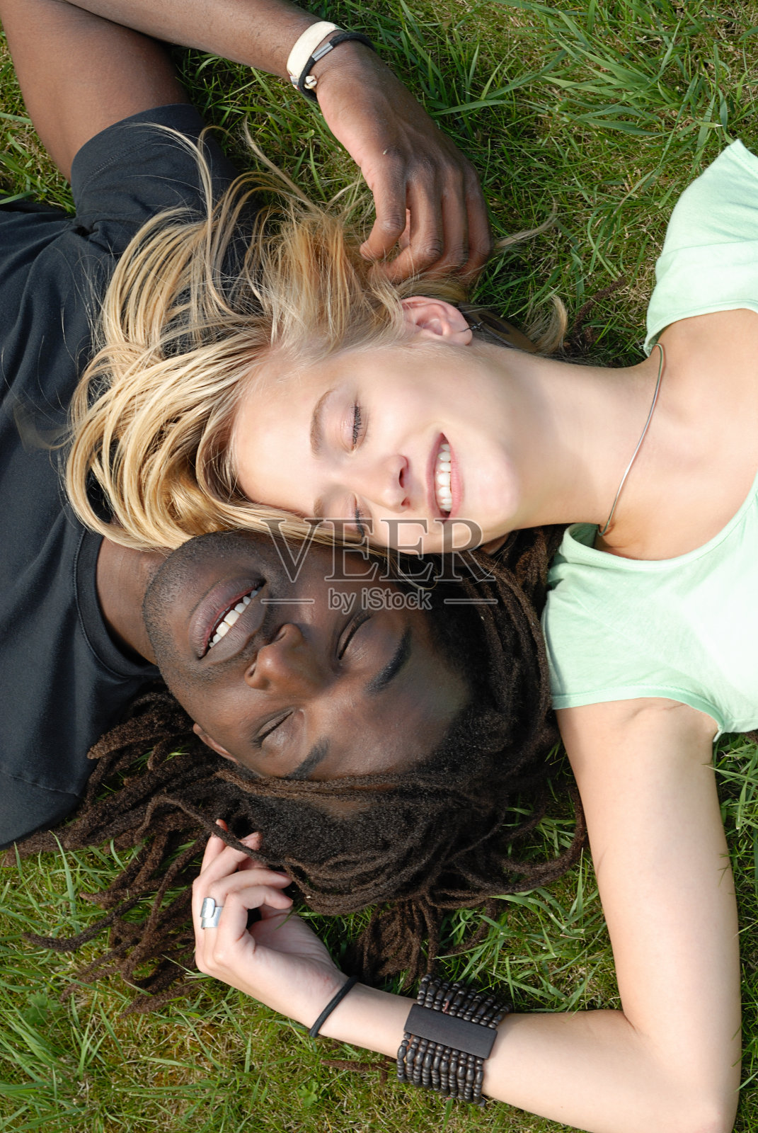 年轻的黑人,白人夫妇照片摄影图片