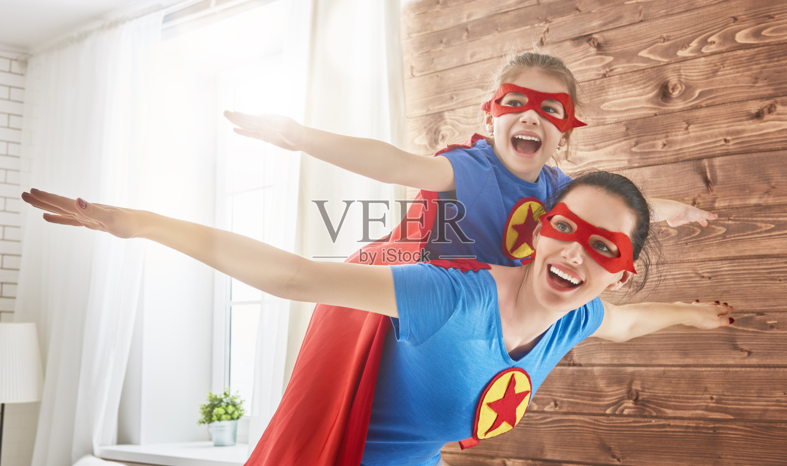 女孩和妈妈穿着超级英雄服装照片摄影图片