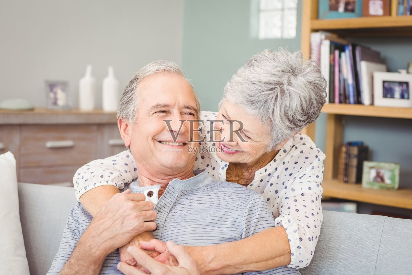浪漫的老年夫妇在家照片摄影图片