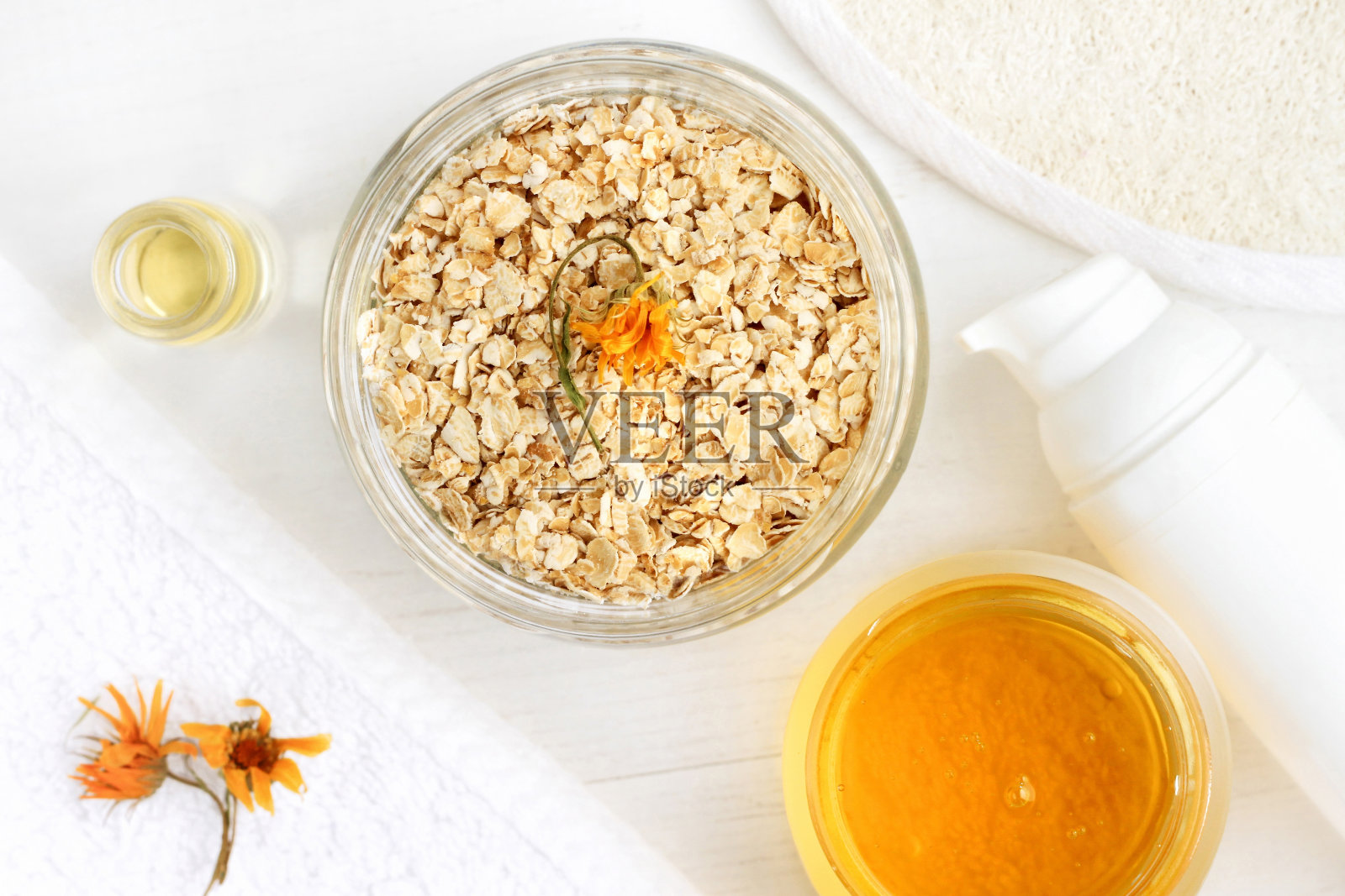 自制燕麦营养护肤面膜:燕麦片，蜂蜜，金盏花。照片摄影图片