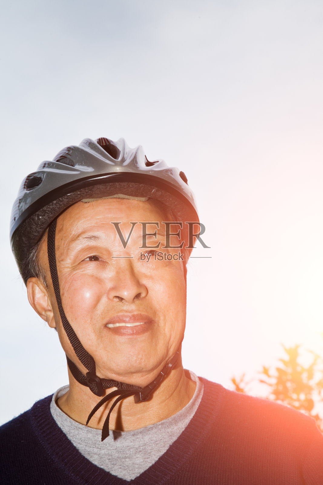 年长的亚洲人与自行车头盔照片摄影图片