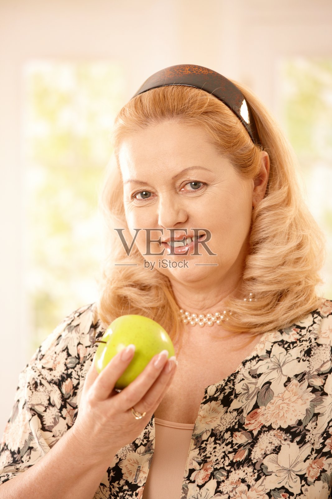 拿苹果的资深女士照片摄影图片