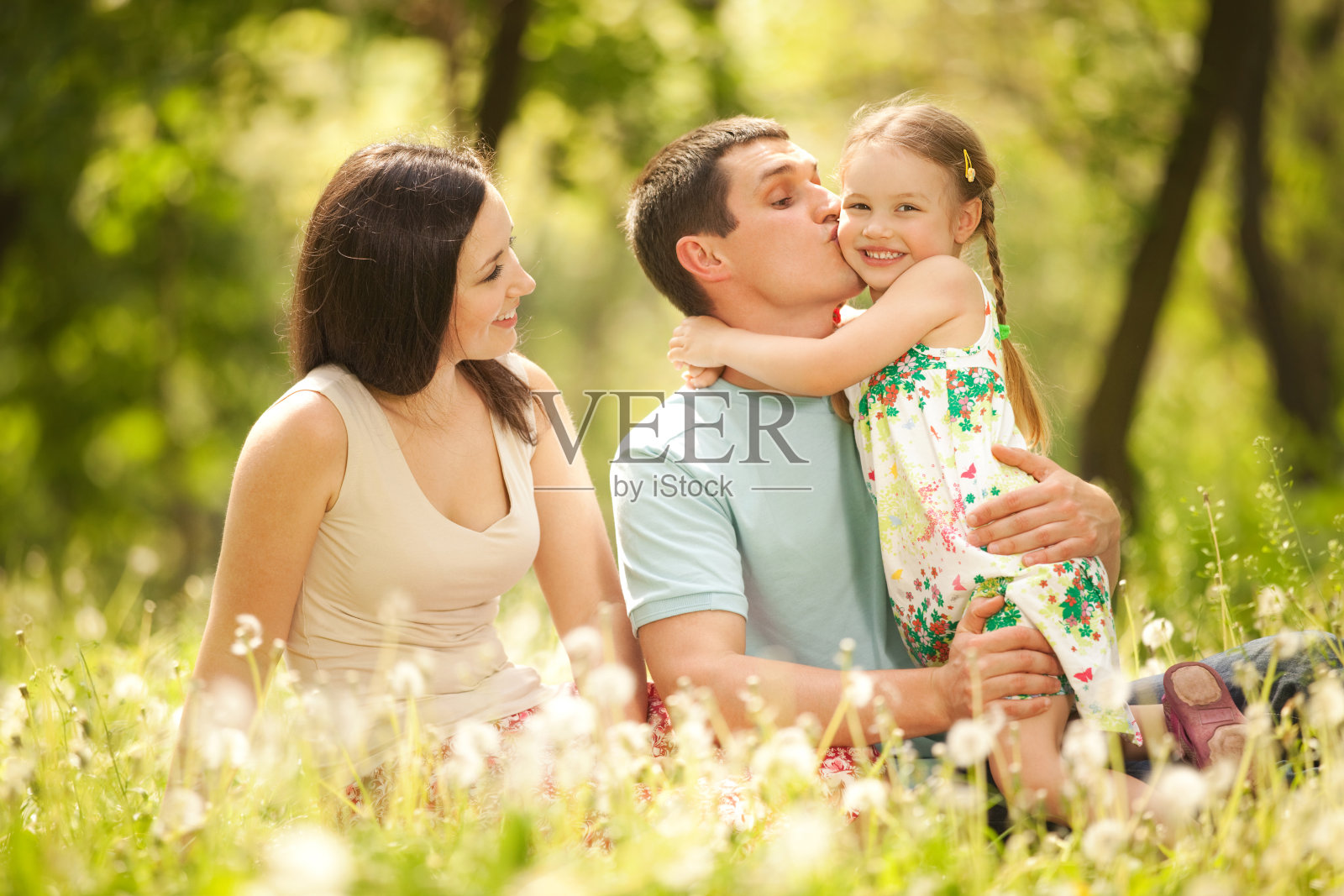 快乐的妈妈，爸爸和女儿在公园照片摄影图片
