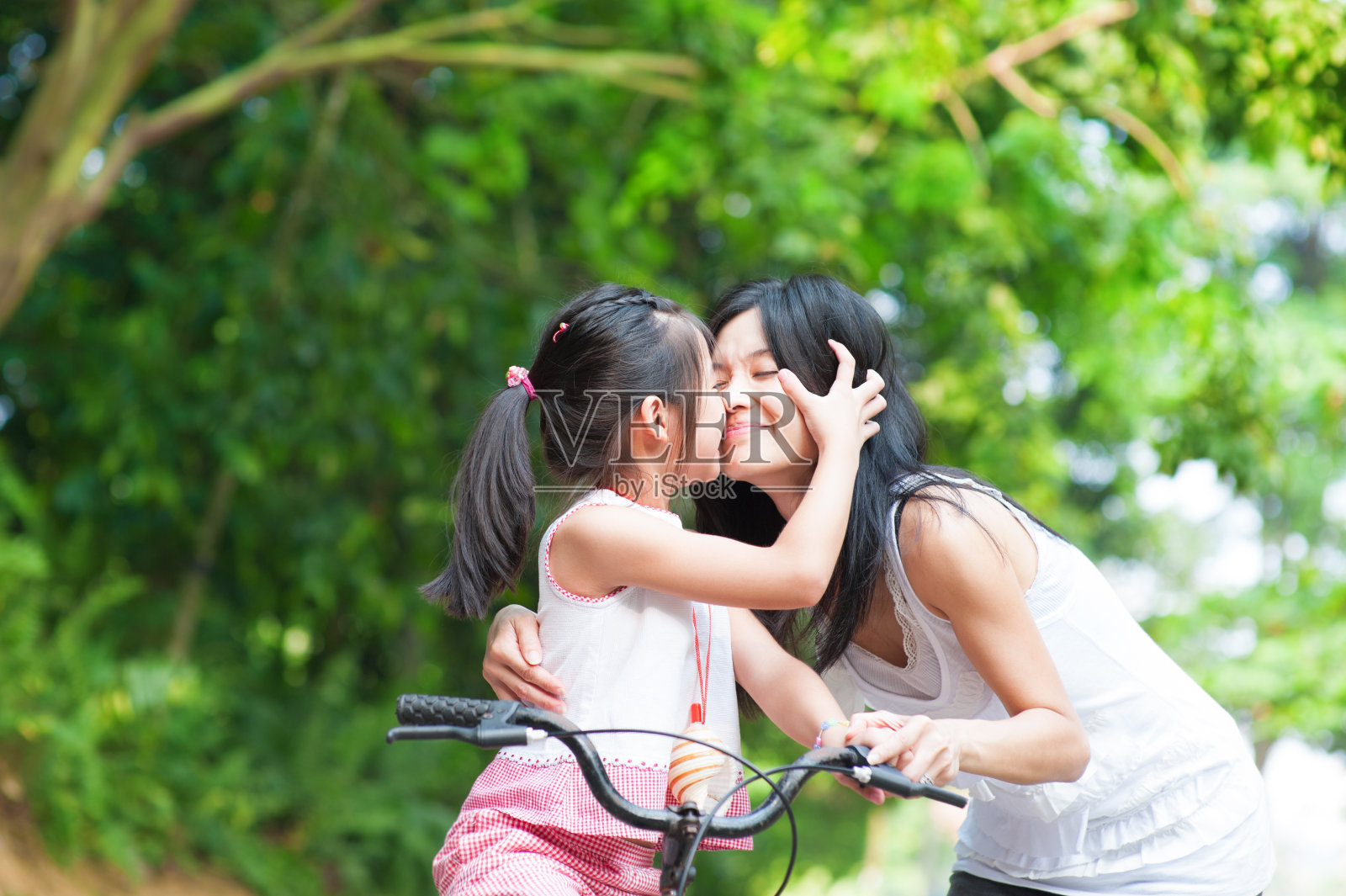 一个亚洲母亲和女儿在户外玩照片摄影图片