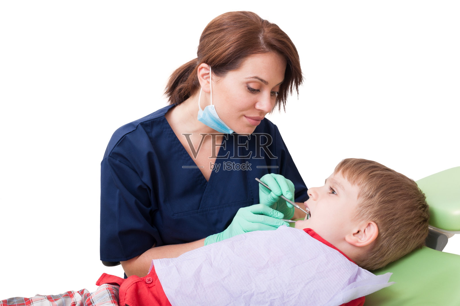 友好可爱的女牙医和男孩病人照片摄影图片