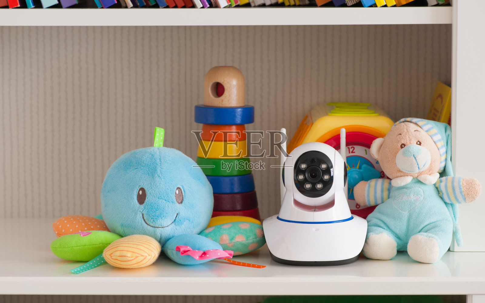 IP摄像头和玩具放在架子上，充当婴儿监视器照片摄影图片