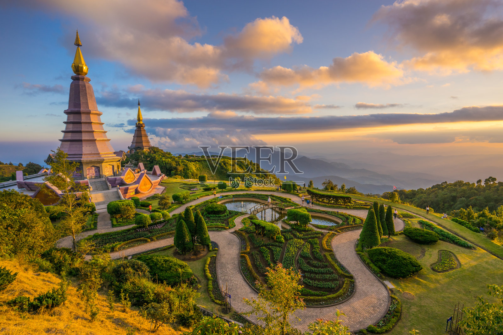 泰国因他农山上两座宝塔的景观。照片摄影图片