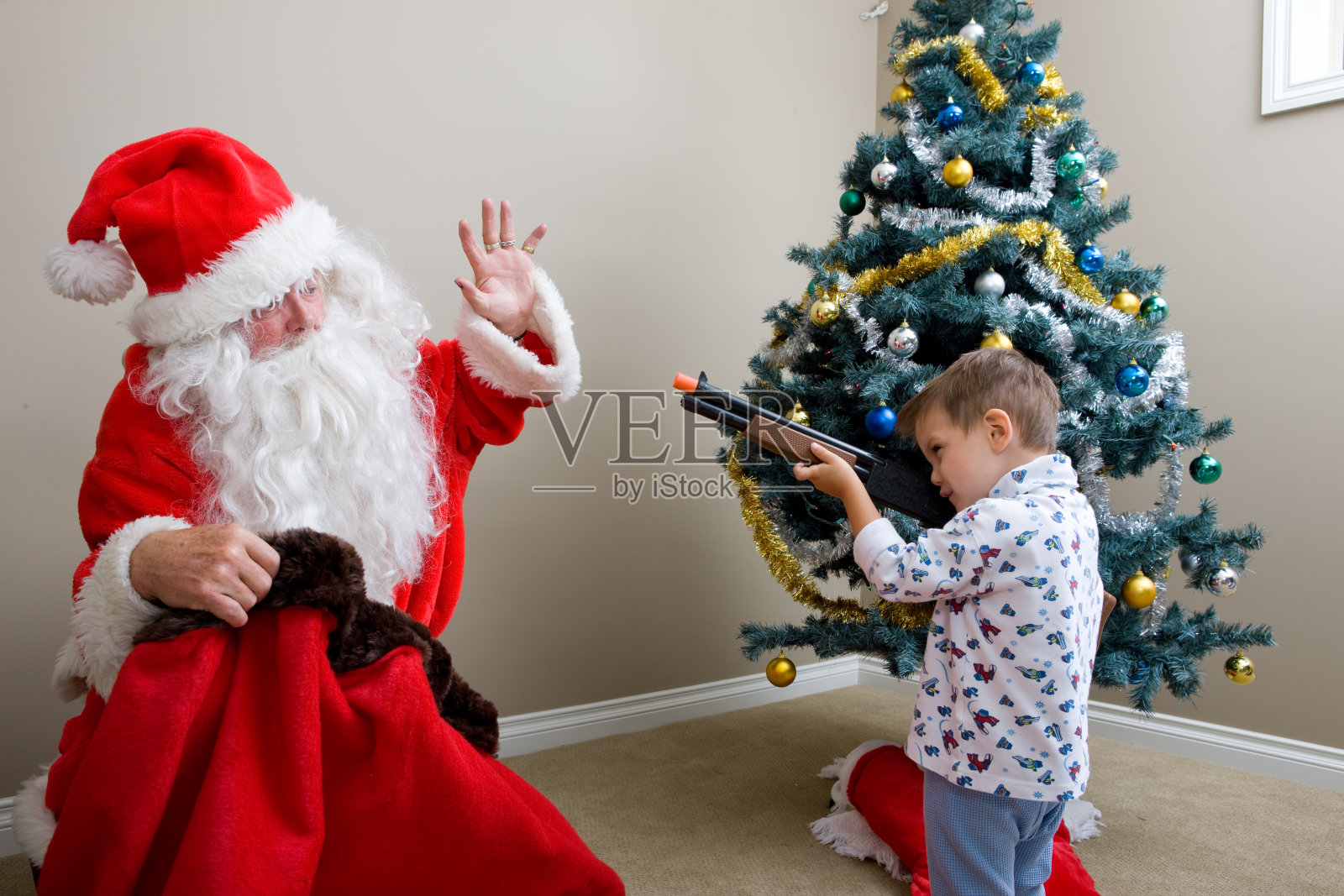 小男孩举起圣诞老人要礼物照片摄影图片