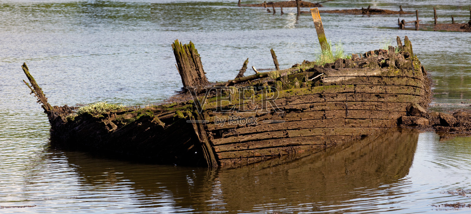 废弃的旧船。照片摄影图片