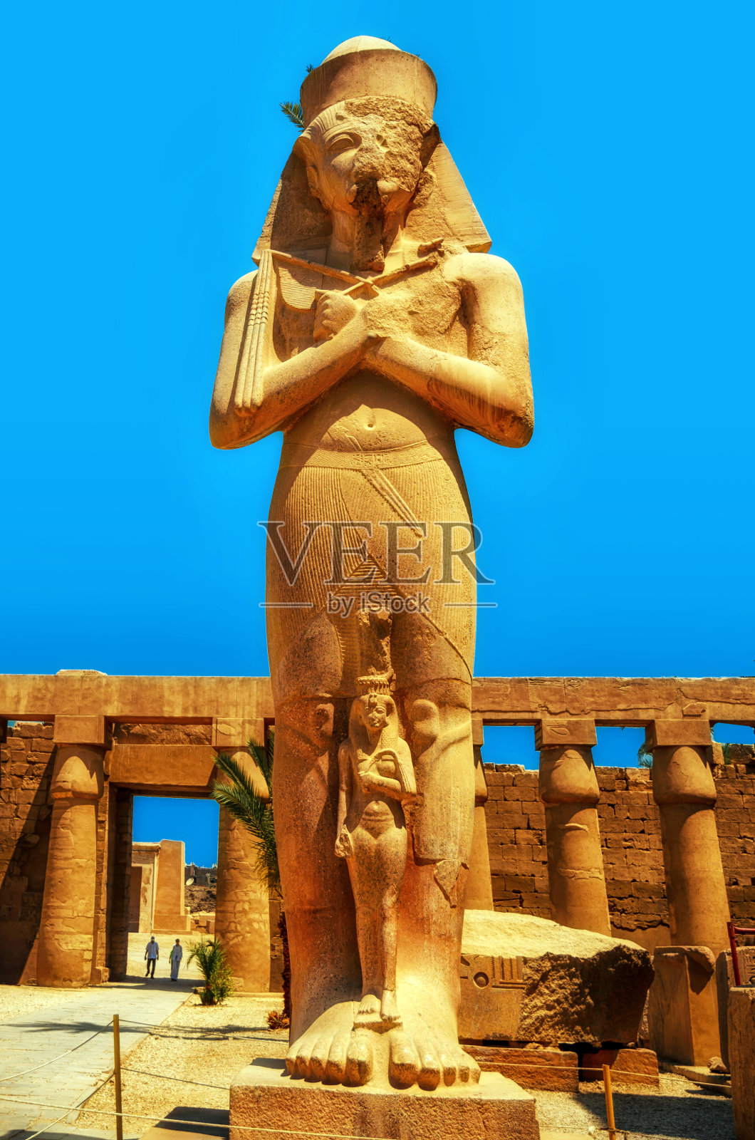 埃及卡纳克神庙拉美西斯二世雕像照片摄影图片