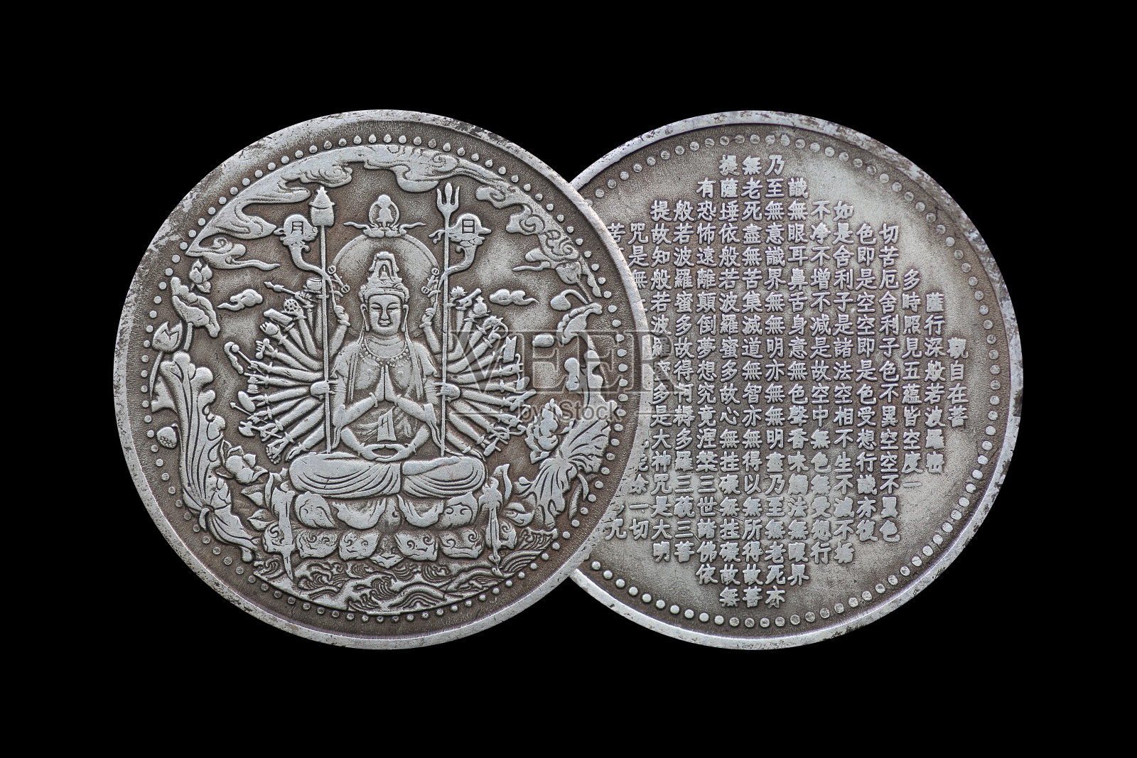 黑色背景上孤立观音的中国古钱币。照片摄影图片