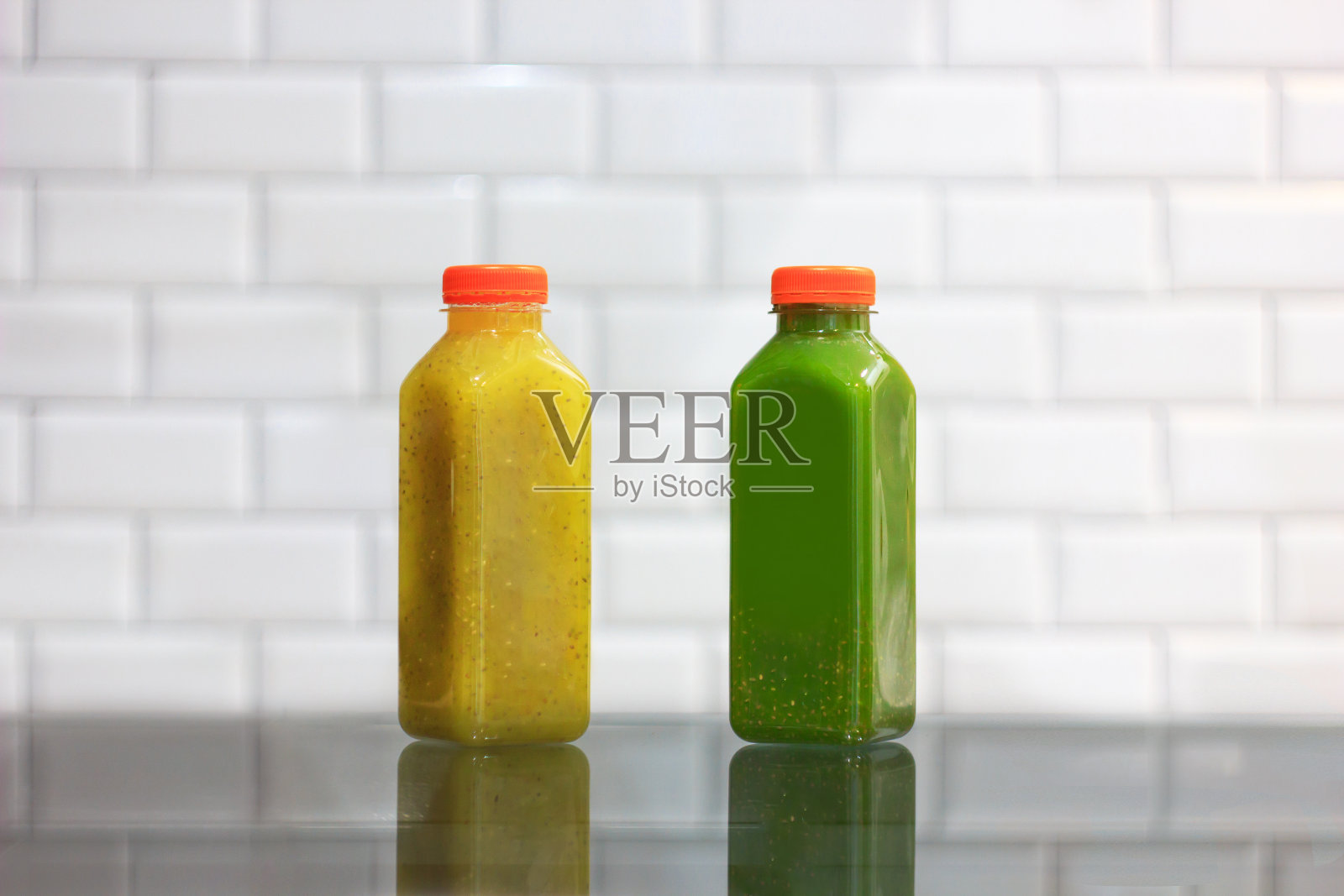 绿色和黄色的奇亚籽冷榨果汁照片摄影图片