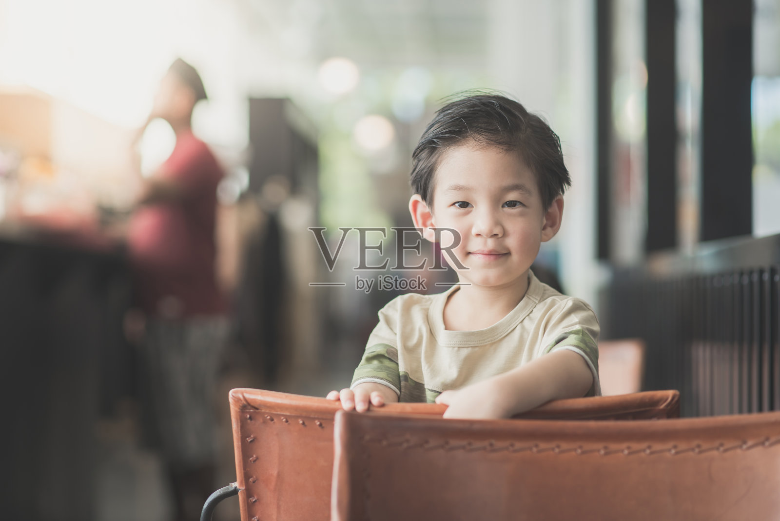 一个亚洲小孩在一家老式咖啡馆里照片摄影图片