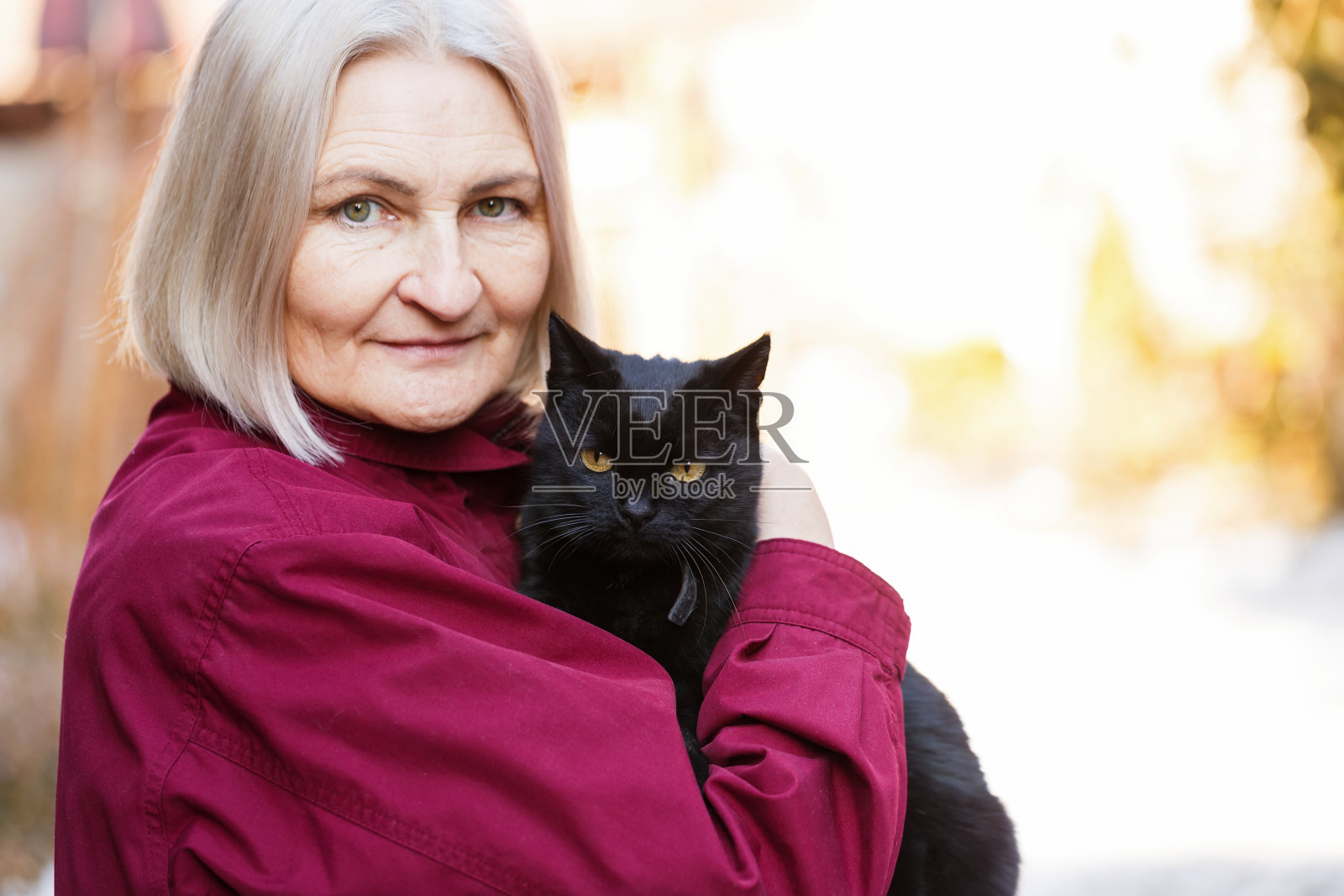 年长女人和黑猫照片摄影图片