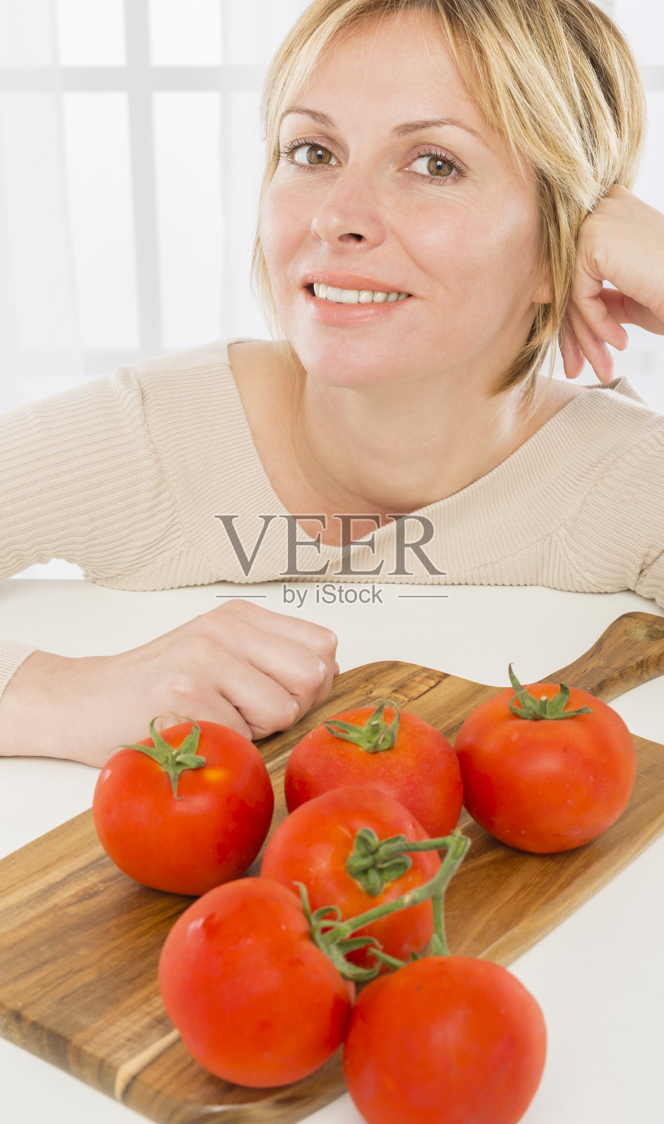 女人，西红柿和健康。照片摄影图片