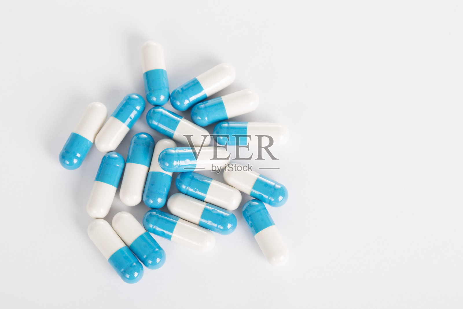 俯视图的医疗蓝色药丸在白色的背景。照片摄影图片