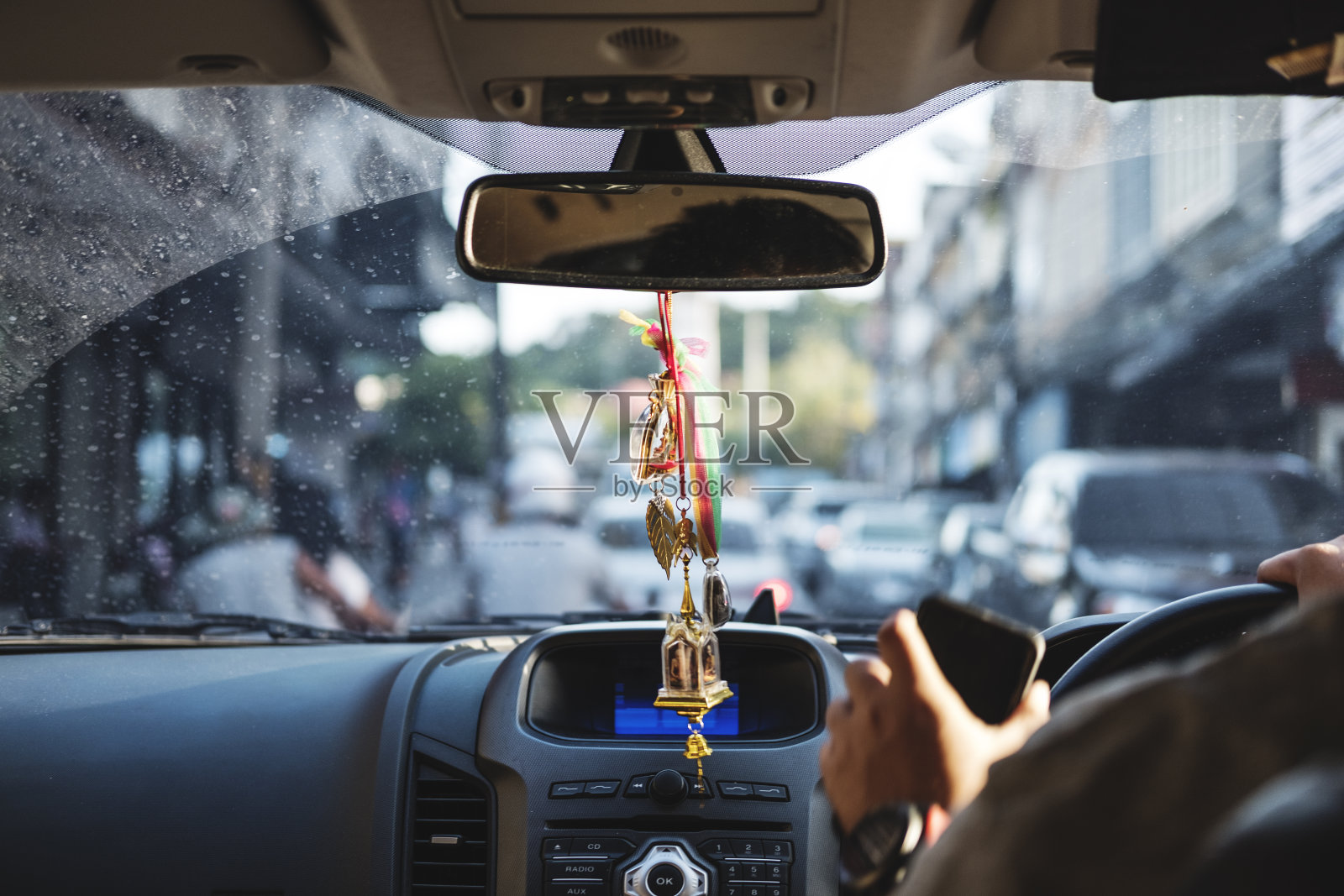 现代汽车内饰与悬挂护身符魅力后视镜，行驶在道路上照片摄影图片