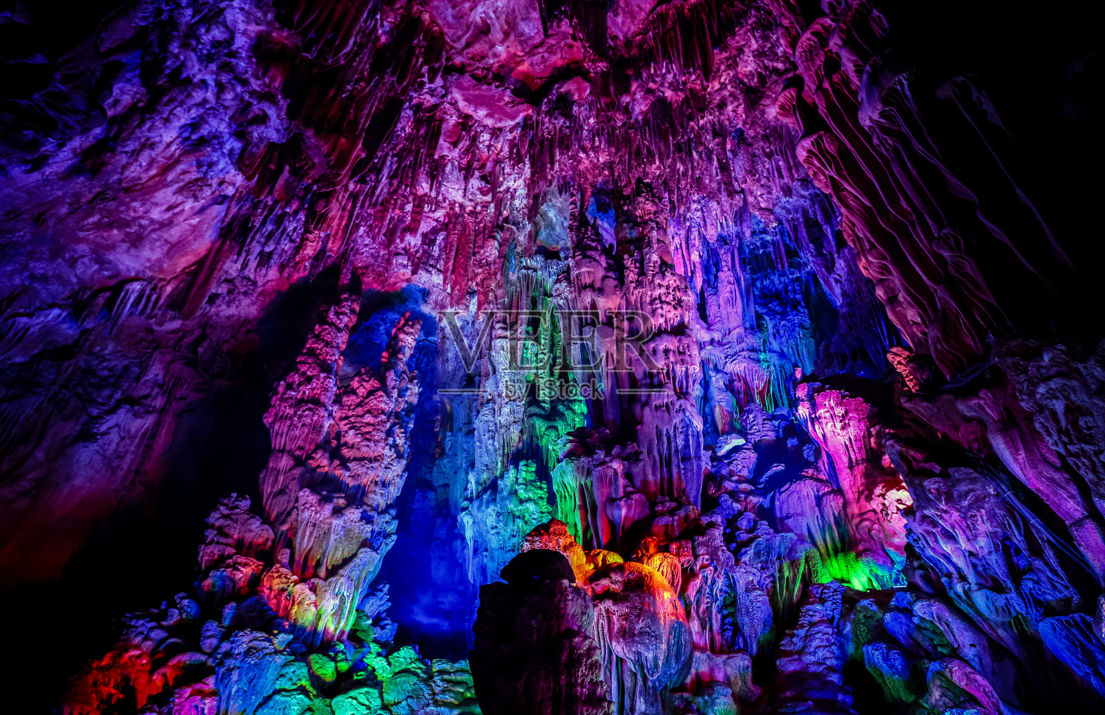 芦笛洞是中国的一个天然石灰岩洞穴照片摄影图片